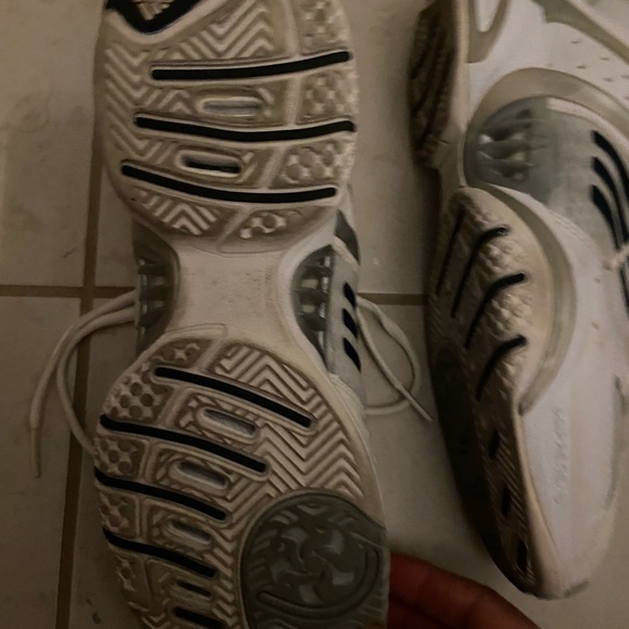 Tennis shoes - Picture 2 of 2